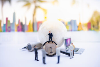 Ball aus Puzzleteilen mit Businessmenschen