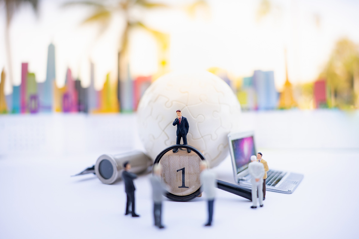 Ball aus Puzzleteilen mit Businessmenschen