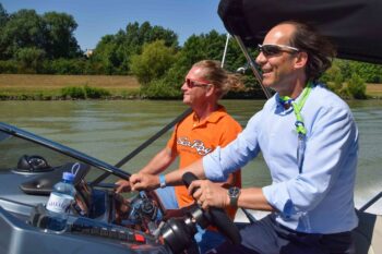 Zwei Männer fahren Boot