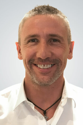 Herr Prigram trägt ein weißes Hemd