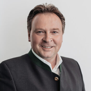 Herr Hiptmaier trägt einen Lodenanzug