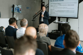 Mann im Anzug spricht vor Publikum