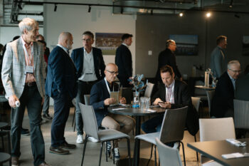 Menschen in Businesskleidung in der Cafeteria