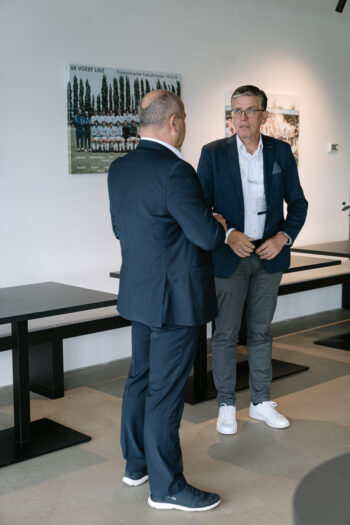 Zwei Männer im Anzug sprechen miteinander