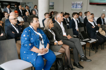 Menschen im Publikum schauen zur Bühne