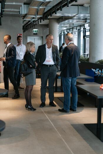 Menschen mit Businesskleidung sprechen miteinander