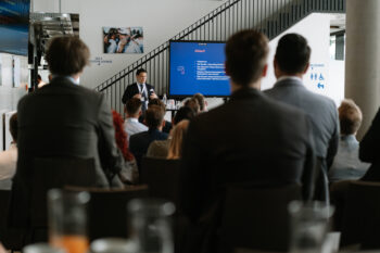 Menschen im Publikum schauen zur Bühne