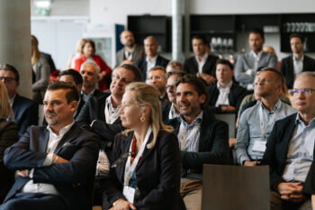 Menschen im Publikum schauen zur Bühne