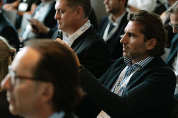 Menschen im Publikum halten Smartphones und machen Fotos