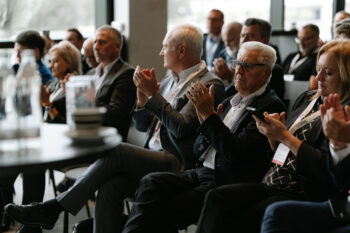 Menschen im Publikum klatschen