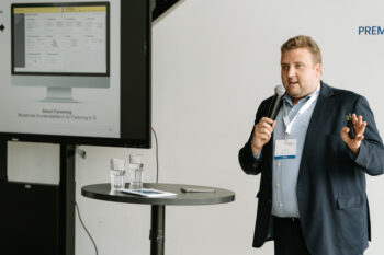 Mann spricht in Mikrofon