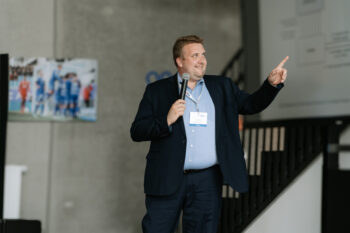 Mann spricht in Mikrofon