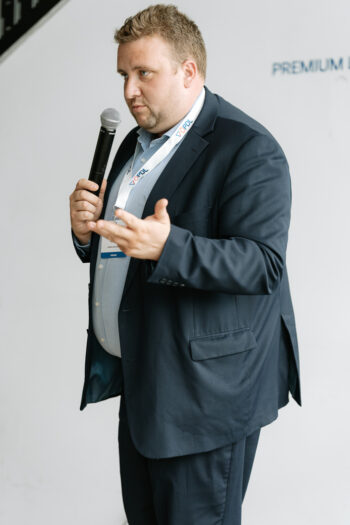 Mann spricht in Mikrofon