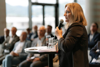 Frau spricht in ein Mikrofon