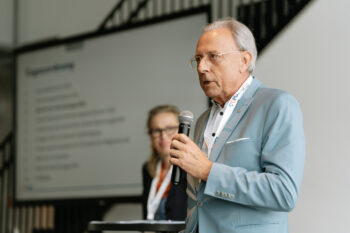 Mann spricht in ein Mikrofon