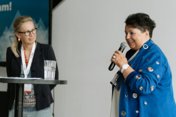 Frau spricht in ein Mikrofon