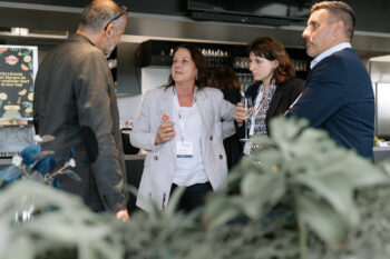 Menschen mit Sektgläsern in der Hand unterhalten sich