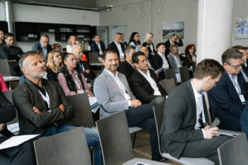 Menschen sitzen im Publikum