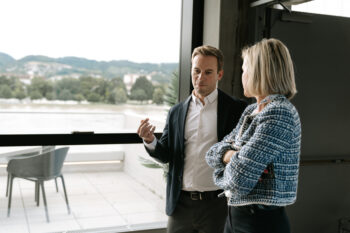 Mann und Frau unterhalten sich