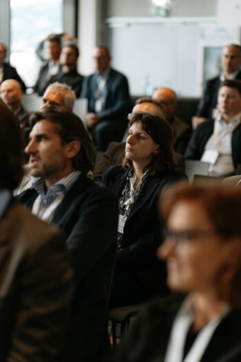 Menschen sitzen im Publikum