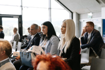 Menschen sitzen im Publikum
