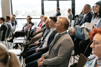 Menschen sitzen im Publikum