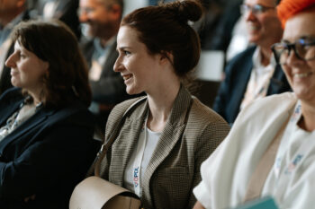 Drei Frauen im Publikum lachen