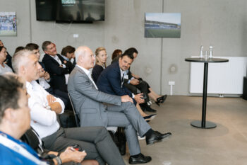 Menschen in Businesskleidung sitzen im Publikum