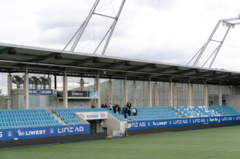 Menschen in Business Kleidung stehen auf der Stadiontribühne