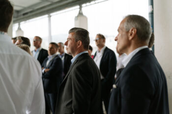 Menschen in Business Kleidung stehen in den Innenräumen des Stadions