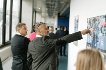 Menschen in Business Kleidung stehen in den Innenräumen des Stadions