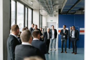 Menschen in Business Kleidung stehen in den Innenräumen des Stadions