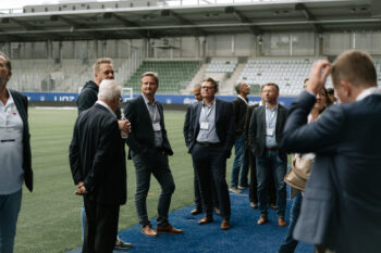 Menschen in Business Kleidung stehen auf dem Fußballfeld