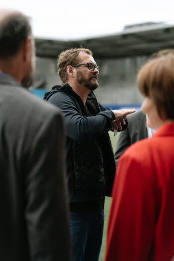 Mann mit schwarzer Weste und Brille