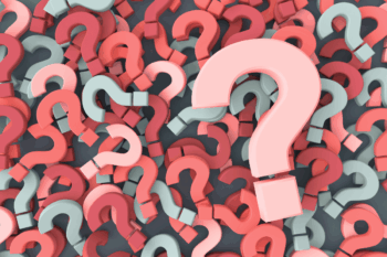 Viele rote und graue Fragezeichen auf einem Haufen